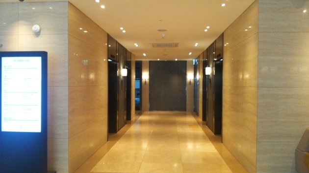 エレベーター前の廊下